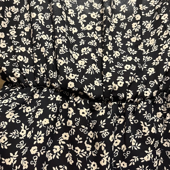 Very Pretty Lightweight Summer Blouse - Picture 5 of 5